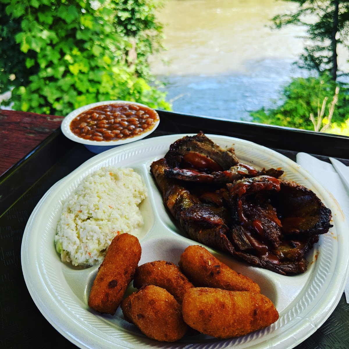 Barbecue plate with ribs and sides