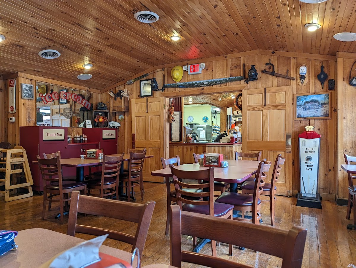 Dining room at Bar-B-Que Wagon